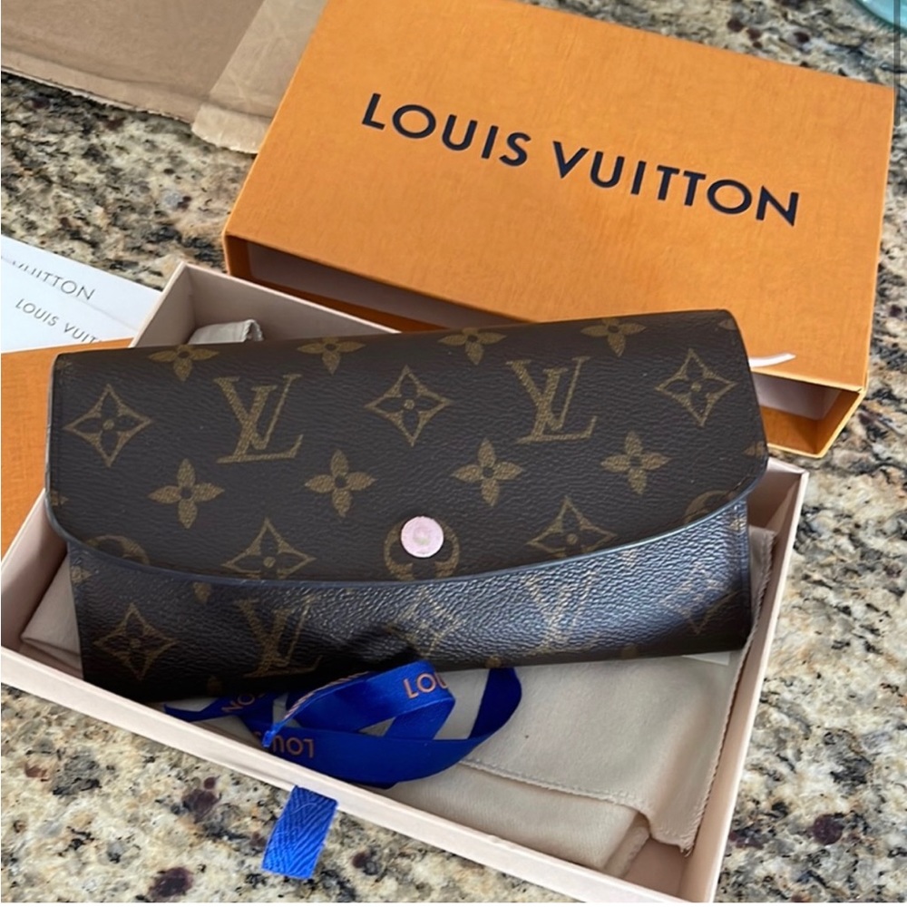 - AUTH Louis Vuitton Emilie Wallet